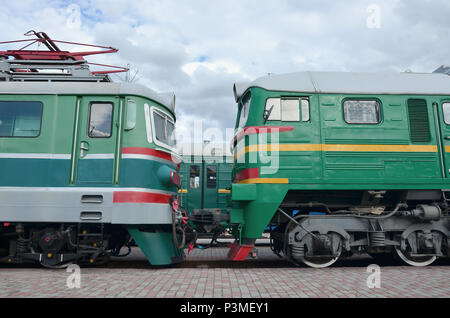Fahrerhäuser der modernen russischen elektrische Züge. Seitliche Sicht auf die Köpfe der Züge mit einer Menge Räder und Windows in Form von Bullaugen Stockfoto