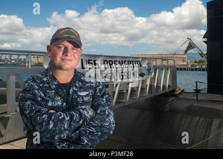 160712-N-KV 911-016 JOINT BASE Pearl Harbor - HICKAM (12. Juli 2016) - Feuer-Techniker 2. Klasse Christopher Ulibarri, ein Eingeborener von Austin, Texas, ist zu den Los Angeles-Klasse U-Boot USS Bremerton (SSN 698) in Pearl Harbor. "Dies ist der vierte RIMPAC seit ich hier bin für", sagte Ulibarri. "Es ist eine großartige Gelegenheit, Beziehungen zu anderen Ländern durch freundliche Konkurrenz zu errichten." ulibarri sagte, weil alle Teilnehmer versuchen zu acchomplish das gleiche Ziel es ist auch für ein besonderes Erlebnis für alle. "Dieser Ort erhält ein wenig überlastet, aber jeder bekommt entlang Pret Stockfoto