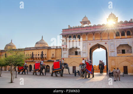 Dekoriert Elefanten eingabe Suraj Pol (Sun Gate) zu Jaleb Chowk (Hof), Amber Fort, Rajasthan, Indien. Elefantenreiten sind beliebte touristische Ein Stockfoto