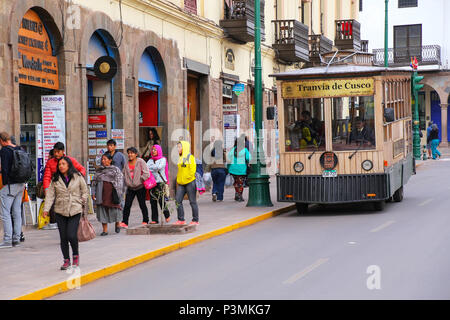 Öffentliche Straßenbahn in der Straße von Cusco, Peru. Im Jahr 1983 war Cusco zum Weltkulturerbe von der UNESCO erklärt. Stockfoto