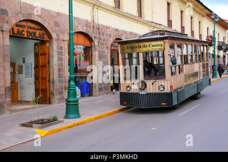 Öffentliche Straßenbahn in der Straße von Cusco, Peru. Im Jahr 1983 war Cusco zum Weltkulturerbe von der UNESCO erklärt. Stockfoto