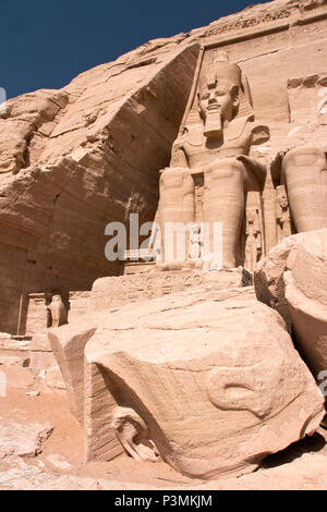 Der Kopf einer der Statuen des Pharao Ramses II. fiel zu Boden in der Antike, im Großen Tempel von Abu Simbel, Ägypten. Stockfoto