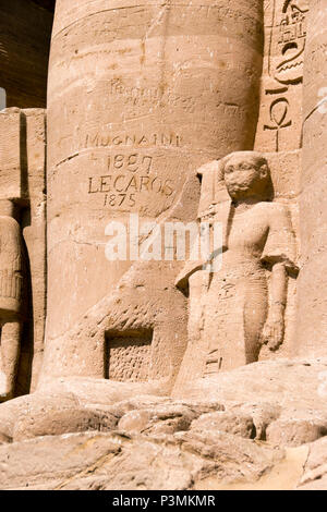 Graffiti aus dem 19. Jahrhundert Reisende ist der Stein des großen Tempels von Abu Simbel, Ägypten geschnitzt. Stockfoto