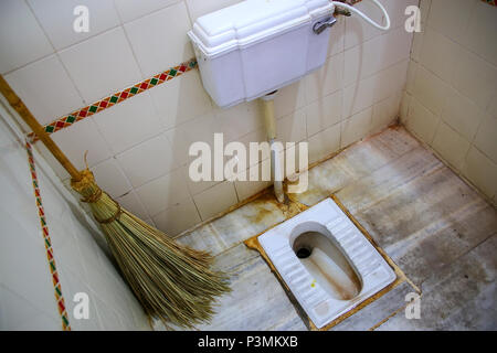 Hocke wc in einer öffentlichen Toilette in Amber Fort, Rajasthan, Indien. Hocke Toiletten auch bekannt als indische Toiletten sind in vielen asiatischen Ländern. Stockfoto