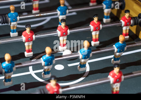Tischfußball Kicker mit Miniatur Spieler Stockfoto