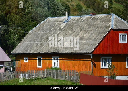 Die Beschaffenheit des Daches mit Schaudern schiefer Beschichtung. Rauhe und alte Dach von grauem Schiefer gewellten Blätter. Wasserdichte Dächer von asbesthaltigen Material Stockfoto