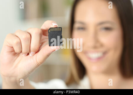 In der Nähe von eine glückliche Frau hand mit einer Speicherkarte Stockfoto