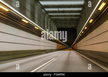 Auto fahren durch den Tunnel zwischen Dänemark und Schweden, verschwommene Bewegung. Mai 11. 2018 Stockfoto