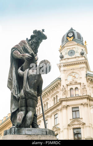 Statue von Priester und Kind in Stephansplatz in Wien, Österreich Stockfoto