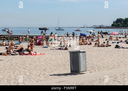 Menschen auf der Bellevue Beach (Dänisch: "Bellevue Strand'), Klampenborg, Dänemark Stockfoto