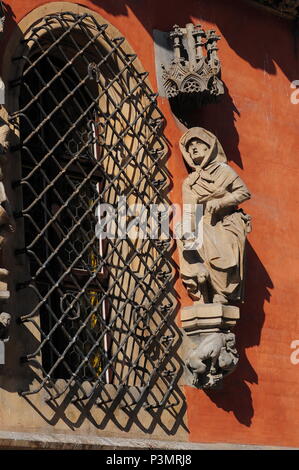 Architektonische Details und Statuen auf der neo-gotischen Rathaus oder Ratusz in Breslauer Marktplatz. Polen Juni 2018 Stockfoto