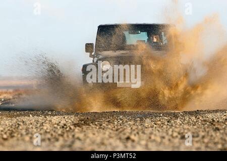 Spritzwasser mit einem offroad Auto Stockfoto