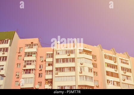 Mehrstöckiges Haus mit vielen Fenstern, Balkon und Klimaanlage. Detail Foto von alten Wolkenkratzer in Russland und der Ukraine Stockfoto