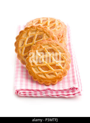 Der apfelkuchen Cookies auf kariert Serviette auf weißem Hintergrund. Stockfoto