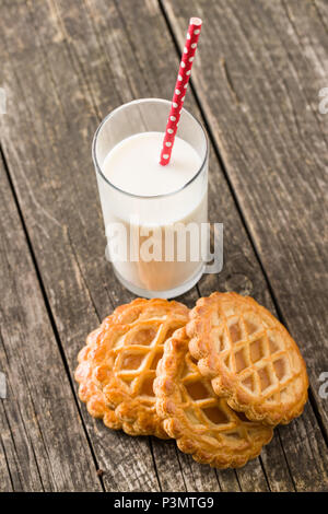 Der apfelkuchen Kekse und Milch. Stockfoto