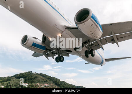 Flugzeug Landung am Flughafen Skiathos, Griechenland. Stockfoto