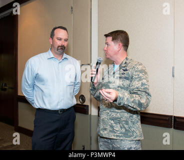 Us Air Force Colonel Christopher Maddox, Commander, 60th Operations, Travis Air Force Base, Calif., zeigt die ehrenamtlichen Kommandanten pin Walter Inman, einem Brand Development Manager, die für junge Unternehmen, Tustin, Kalifornien, ist ehrenamtlich als Kommandeur für die 60 Operationen Gruppe ernannt. Der Zweck der Travis Air Force Base Honorary Commander Programms ist es, Beziehungen zwischen Basis Senior Leadership und zivilen Partnern zu fördern, fördern zivilgesellschaftliche Anerkennung der Luftwaffe Mission und ihre Flieger, Chancen nutzen die Luftwaffe Geschichte mit neuen Verwalter zu teilen und zu Kommu Stockfoto