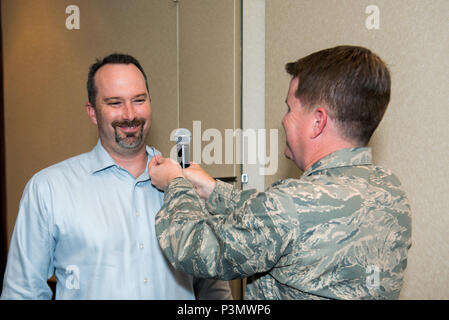 Us Air Force Colonel Christopher Maddox, Commander, 60th Operations, Travis Air Force Base, Calif., Stifte auf der ehrenamtlichen Kommandanten pin Walter Inman, einem Brand Development Manager, die für junge Unternehmen, Tustin, Kalifornien, ist ehrenamtlich als Kommandeur für die 60 Operationen Gruppe ernannt. Der Zweck der Travis Air Force Base Honorary Commander Programms ist es, Beziehungen zwischen Basis Senior Leadership und zivilen Partnern zu fördern, fördern zivilgesellschaftliche Anerkennung der Luftwaffe Mission und ihre Flieger, Chancen nutzen die Luftwaffe Geschichte mit neuen Verwalter zu teilen und zu Commun Stockfoto