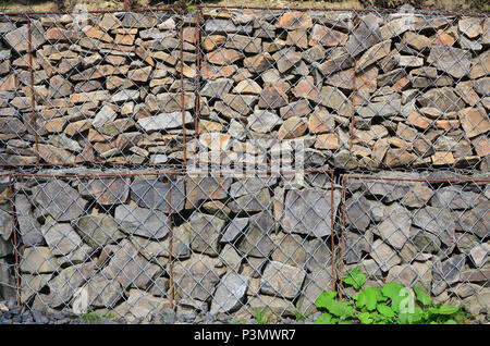 Gabionen Mit Grauem Stein Gefullt Stockfoto Bild 87649174 Alamy