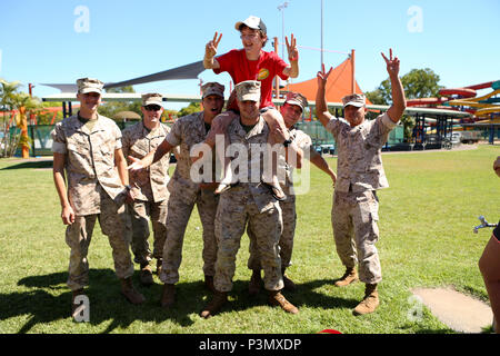 Joshua Hackett, ein 18-jähriger Camper mit Vielfalt Northern Territory Goanna Park Adventure Camp, Haltungen mit Marines vom 6. Juli 2016 während ihres Besuchs in Leanyer Recreation Park in Darwin, Australien. Das Lager Mitarbeiter eingeladen, die Marines in den Tag mit dem Camper zu verbringen. Goanna Park Adventure Camp Gastgeber Besonderen Bedürfnissen Kinder aus ganz Australien, die es ihnen ermöglichen, Aktivitäten im Freien in einer sicheren Umgebung zu erleben. (U.S. Marine Corps Foto von Sgt. Sarah Anderson) Stockfoto