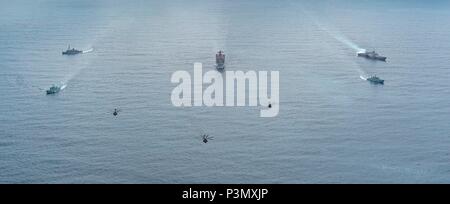 160711-N-IK 388-183 PAZIFISCHEN OZEAN (11. Juli 2016) (von links) Meine Gegenmaßnahmen USS Champion (MCM 4), Kanadische Royal Navy Kingston-Klasse Küstenschutz Schiff HMCS Yellowknife (MM 706), zu meinen Gegenmaßnahmen Squadron angehängte amphibische Landung dock Schiff USS Pearl Harbor (LSD 52), HMCS Saskatoon (MM709), Littoral Combat Ship USS Freiheit (LCS 1) und drei MH-53E Sea Dragons, Schiff, (HM) 14, Transit den Pazifischen Ozean während der südlichen Kalifornien Teil der Felge des Pazifik 2016 ausüben. 26 Nationen, mehr als 40 Schiffe und u-Boote, mehr als 200 Flugzeugen und 25.000 Pers Stockfoto