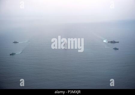160711-N-IK 388-195 PAZIFISCHEN OZEAN (11. Juli 2016) (von links) Meine Gegenmaßnahmen Schiff USS Champion (MCM 4), Royal Canadian Navy Kingston-Klasse Küstenschutz Schiff Her Majesty's Canadian Ship Yellowknife (MM 706), amphibische Landung dock Schiff USS Pearl Harbor (LSD 52), Royal Canadian Navy Kingston-Klasse Küstenschutz Schiff Her Majesty's Canadian Ship Saskatoon (MM709) und Littoral Combat Ship USS Freiheit (LCS 1) Dampf im südlichen Kalifornien Teil der Felge des Pazifik 2016 ausüben. 26 Nationen, mehr als 40 Schiffe und u-Boote, mehr als 200 Flugzeuge und 2 Stockfoto