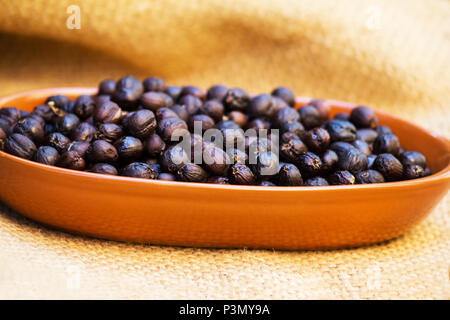 Eingetrockneten Beeren in eine Schüssel auf sackleinen Stockfoto