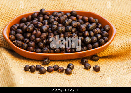 Eingetrockneten Beeren in eine Schüssel auf sackleinen Stockfoto