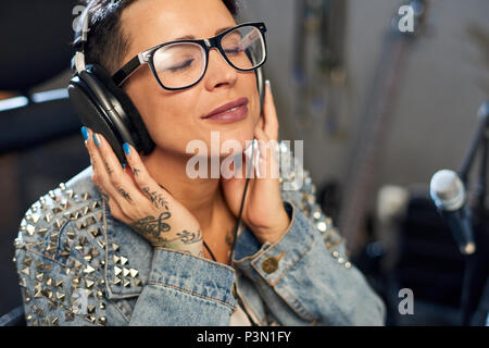 Inhalt Frau Musik im Studio Stockfoto