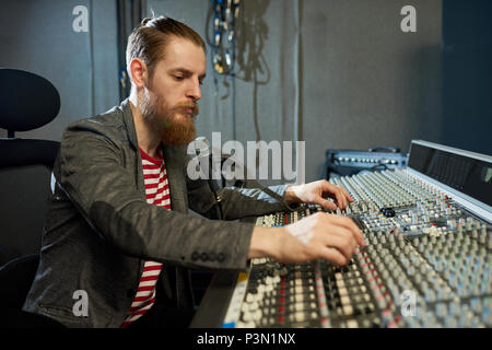 Bärtiger Mann in Music Recording Studio Stockfoto