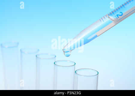 Wissenschaftlicher Hintergrund: closeo auf einen Tropfen aus der Pipette in einem Rohr, text Raum Stockfoto