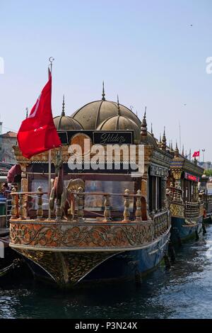 ISTANBUL, Türkei - 24. Mai: Sicht der Chinesischen schwimmenden Restaurants entlang des Bosporus in Istanbul Türkei am 24. Mai 2018. Zwei nicht identifizierte Personen Stockfoto
