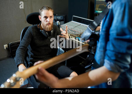 Sound Hersteller sprechen zu Musiker im Studio Stockfoto