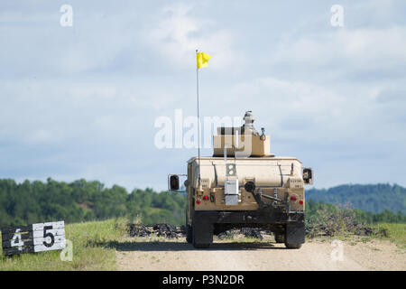 Us-Armee SPC. Joseph Robbins, 368 Financial Management Support Unit, 329 Bekämpfung Sustainment Support Bataillons, scannt den Horizont mit seinem M2 .50 Kaliber Maschinengewehr für Pop-up Ziele als Teil eines High Mobility Multipurpose Radfahrzeug (Hmmwv) live Brand während der Krieger Übung (Warex) 86-16-03 am Fort McCoy, Wis., 14. Juli 2016. WAREX ist für das Speichern von Soldaten überall in den Vereinigten Staaten zum Einsatz bereit. (U.S. Armee Foto von SPC. Cody Hein/Freigegeben) Stockfoto