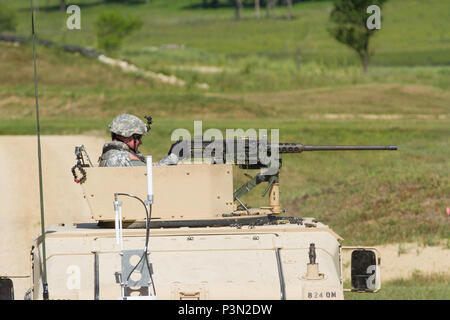 Us-Armee SPC. Joseph Robbins, 368 Financial Management Support Unit, 329 Bekämpfung Sustainment Support Bataillons, feuert seine M2 .50 Kaliber Maschinenpistole im Pop-up-Ziele als Teil eines High Mobility Multipurpose Radfahrzeug (Hmmwv) live Brand während der Krieger Übung (Warex) 86-16-03 am Fort McCoy, Wis., 14. Juli 2016. WAREX ist für das Speichern von Soldaten überall in den Vereinigten Staaten zum Einsatz bereit. (U.S. Armee Foto von SPC. Cody Hein/Freigegeben) Stockfoto