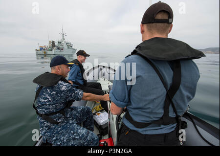 SAN DIEGO (13. Juli 2016) der hinteren Adm. Jim Kilby, Commander, Naval Oberfläche und Mine Warfighting Development Center, Links, Ansätze der Royal Canadian Navy Kingston-Klasse Küstenschutz Schiff Her Majesty's Canadian Ship Saskatoon (MM709), die in einer starren Hülle Schlauchboot, während der südliche Kalifornien Teil des Pacific Rim 2016. 26 Nationen, mehr als 40 Schiffe und u-Boote, mehr als 200 Flugzeugen und 25.000 Mitarbeiter an Rimpac vom 30. Juni bis 4. August, in und um die hawaiischen Inseln und Südkalifornien. Die weltweit größte internationale maritime Übung, Stockfoto