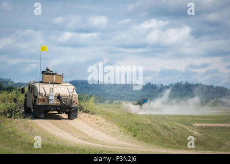 Us-Armee SPC. Joseph Robins, 368 Financial Management Support Unit, 329 Bekämpfung Sustainment Support Battalion, Brände ein M2 Browning, .50 Kaliber Maschinengewehr auf einem High Mobility Multipurpose Radfahrzeuge (Hmmwv) bei einer Live Fire Übung während der Krieger Übung (Warex) 86-16-03 am Fort McCoy, Wis., 14. Juli 2016. WAREX ist für das Speichern von Soldaten überall in den Vereinigten Staaten zum Einsatz bereit. (U.S. Armee Foto von SPC. John Russell/Freigegeben) Stockfoto