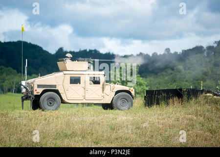 Us-Armee SPC. Joseph Robins, 368 Financial Management Support Unit, 329 Bekämpfung Sustainment Support Battalion, Brände ein M2 Browning, .50 Kaliber Maschinengewehr auf einem High Mobility Multipurpose Radfahrzeuge (Hmmwv) bei einer Live Fire Übung während der Krieger Übung (Warex) 86-16-03 am Fort McCoy, Wis., 14. Juli 2016. WAREX ist für das Speichern von Soldaten überall in den Vereinigten Staaten zum Einsatz bereit. (U.S. Armee Foto von SPC. John Russell/Freigegeben) Stockfoto