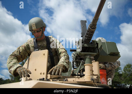 Us-Armee Sgt. Tommy Evans, 368 Financial Management Support Unit, reinigt Patronenhülsen aus einem M2 Browning, .50 Kaliber Maschinengewehr auf einem High Mobility Multipurpose Radfahrzeuge (Hmmwv) bei einer Live Fire Übung während der Krieger Übung (Warex) 86-16-03 am Fort McCoy, Wis., 14. Juli 2016 ausgegeben. WAREX ist für das Speichern von Soldaten überall in den Vereinigten Staaten zum Einsatz bereit. (U.S. Armee Foto von SPC. John Russell/Freigegeben) Stockfoto