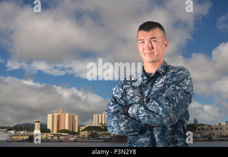 160713-N-LY 160-031 JOINT BASE Pearl Harbor - HICKAM - (13 Juli 2016) - Sonar Techniker (U-Boot) 3. Klasse Alexander S. Haavisto, ein Eingeborener von Cleveland, Ohio, das zu den Los Angeles zugeordnet ist-Klasse schnell-Angriffs-U-Boot USS Louisville (SSN724) in Pearl Harbor. "Das ist meine zweite nachfolgende RIMPAC während hier in Pearl Harbor stationiert, 'Haavisto sagte. "Die Partnerschaften sind wichtig, damit wir verstehen können, wie jedes Land zusammen arbeitet." "Es ist immer eine tolle Gelegenheit, die Schiffe von anderen Ländern zu beobachten und zu sehen, wie sie Dinge tun." Haavisto sagte sehen alle unterscheiden Stockfoto