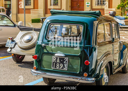 LUGO (RA), Italien - 17. JUNI 2018: FIAT 500 Auto zeigt in Oldtimer Rallye FIAT 500 TOPOLINO Stockfoto