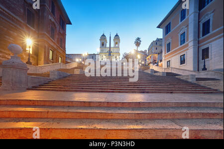 Monumentale Treppe Spanische Treppe und Trinita dei monti Kirche, Abendlicher Blick von der Piazza di Spagna in Rom, Italien Stockfoto