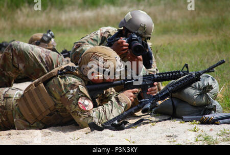 Us Air Force Senior Airman Jacob Albers qualifiziert mit einem M4 Carbine Gewehr auf eine Qualifikation während die beste Bekämpfung Kamera Wettbewerb an Ft. AP Hill, Virginia, 12. Juli 2016. Konkurrenten waren gezwungen zu Null und mit Eisen Sehenswürdigkeiten qualifizieren, um Ihre Treffsicherheit Fähigkeiten zu testen. (U.S. Armee Foto von Sgt. Connor Mendez/Freigegeben) Stockfoto