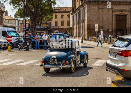 LUGO (RA), Italien - 17. JUNI 2018: FIAT 500 Auto zeigt in Oldtimer Rallye FIAT 500 TOPOLINO Stockfoto