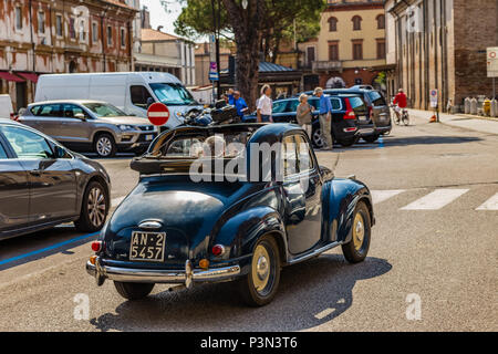 LUGO (RA), Italien - 17. JUNI 2018: FIAT 500 Auto zeigt in Oldtimer Rallye FIAT 500 TOPOLINO Stockfoto