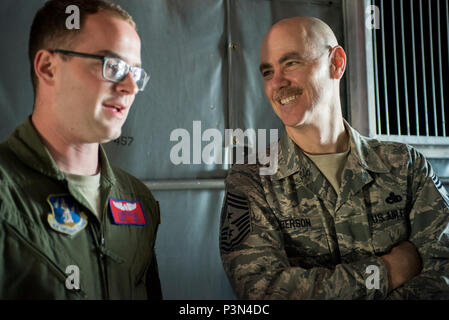 Chief Master Sgt. Ronald C. Anderson, command Chief Master Sergeant der Air National Guard, spricht mit Staff Sgt. Avery Keller, ein 137 Aeromedical Evacuation Squadron Techniker, über die AES-Ausrüstung während einer Tour von der 137 Special Operations Wing an Will Rogers Air National Guard Base in Oklahoma City, 8. Mai 2017. Die Tour erlaubt Generalleutnant L. Scott Reis, der Direktor der Air National Guard, und andere hochrangige Besucher nicht nur einen Blick in die Special Operations Mission der 137 Leistungsbeschreibung erhalten, aber auch Möglichkeiten, um die Flieger der Air National Guard besser zu dienen. Stockfoto