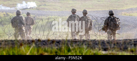 Massachusetts Army National Guard Soldaten aus der Co.C, 1.BATAILLON, 182 Infanterie in einem 4-Tag teilnehmen, Firma kombinierte Waffen live-fire Übung in Peason Ridge, La., Freitag, 15. Juli 2016 durchgeführt. Die live Fire Training wird in drei Phasen: Übung, Unternehmen ausüben und live Feuer, und Herausforderungen der Kommandant, gleichzeitig zwei separate Ziele und gleichzeitig das Kommando und die Kontrolle über das Schlachtfeld abgeschlossen. Die Massachusetts Infanteristen trat mehr als 5.000 Soldaten aus anderen staatlichen Army National Guard Einheiten, aktive Armee und der Armee Finden tro Stockfoto