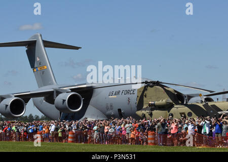 Menschenmassen genießen Sie das South Carolina National Guard in der Luft und am Boden Expo bei McEntire Joint National Guard Base, S.C., 7. Mai 2017. Diese Expo ist eine kombinierte Waffen Demonstration der Fähigkeiten von South Carolina National Guard Flieger und Soldaten und sagen Danke für die Unterstützung von Kollegen Südcarolinians und der umgebenden Gemeinschaft. Stockfoto