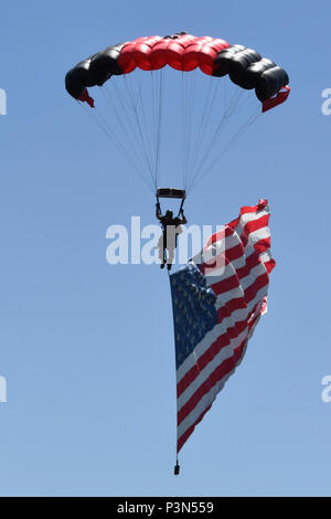 Demonstration Fallschirm Team der U.S. Army Special Operations Command, das Schwarze Dolche, führen Sie während der Eröffnungsfeier für das South Carolina National Guard in der Luft und am Boden Expo bei McEntire Joint National Guard Base, S.C., 6. Mai 2017. Diese Expo ist eine kombinierte Waffen Demonstration der Fähigkeiten von South Carolina National Guard Flieger und Soldaten und sagen Danke für die Unterstützung von Kollegen Südcarolinians und der umgebenden Gemeinschaft. Stockfoto