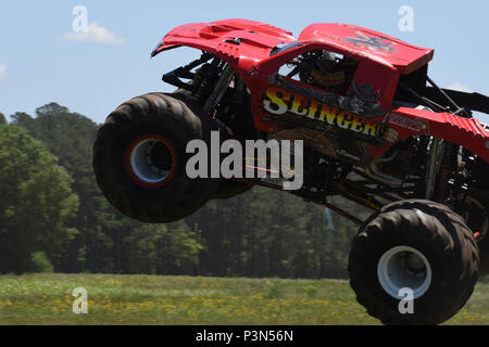 Monster Truck "Gunslinger" von Scott Hartsock während der South Carolina National Guard in der Luft und am Boden Expo bei McEntire Joint National Guard Base, S.C., 7. Mai 2017 führt. Diese Expo ist eine kombinierte Waffen Demonstration der Fähigkeiten von South Carolina National Guard Flieger und Soldaten und sagen Danke für die Unterstützung von Kollegen Südcarolinians und der umgebenden Gemeinschaft. Stockfoto